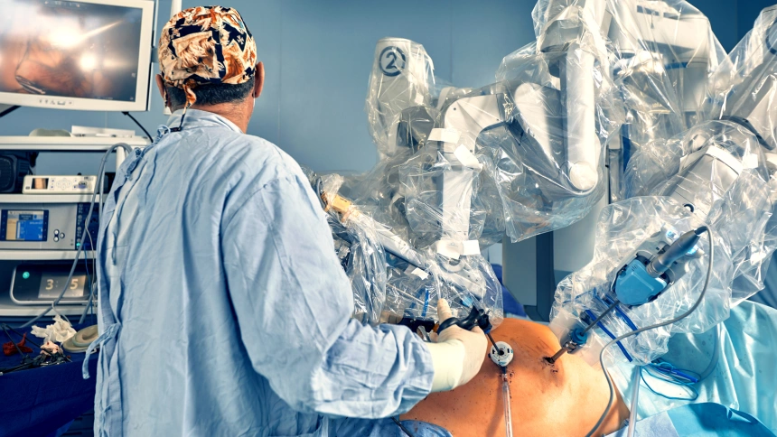 Un médico realiza una intervención en el quirófano.