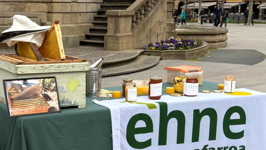 picultores y representantes de EHNE-Nafarroa han ofrecido este martes, en la Plaza del Castillo de Pamplona