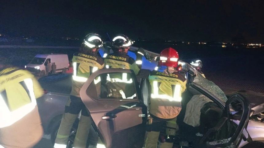 Bomberos en el escenario del accidente de tráfico