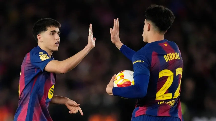 Cubarsi y Marc Bernal celebran el tercer gol del Barcelona al Atlético de Madrid en la vuelta de las semifinales de la Copa del Rey