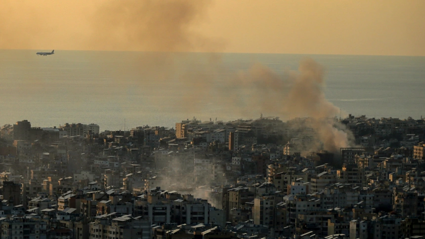 Un avión sobrevuela un suburbio al sur de Beirut, bastión del Hezbolá proiraní