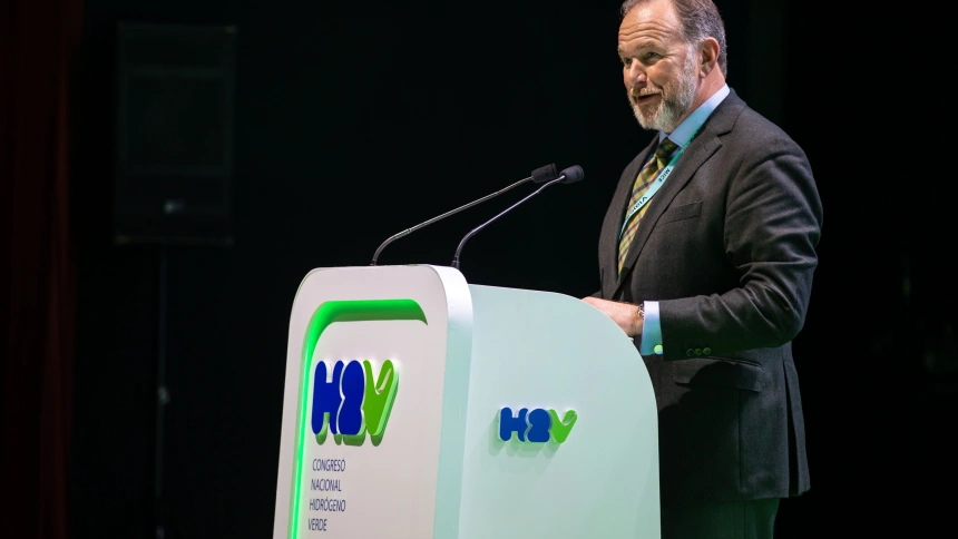 (Foto de ARCHIVO)El organizador del congreso, José Luis García Palacios Álvarez, interviene en el I Congreso Nacional de Hidrógeno verde. A 7 de febrero de 2024, en Huelva (Andalucía, España). El presidente de la Junta de Andalucía, Juanma Moreno, ha inaugurado el I Congreso Nacional de Hidrógeno Verde, que se celebra en el Palacio de Congresos Casa Colón de Huelva hasta el 9 de febrero. Este evento aglutina a la gran industria a nivel nacional y tiene como principal objetivo analizar los retos de esta nueva revolución industrial.A 7 de febrero de 2024, en Huelva (Andalucía, España). El presidente de la Junta de Andalucía, Juanma Moreno, ha inaugurado el I Congreso Nacional de Hidrógeno Verde, que se celebra en el Palacio de Congresos Casa Colón de Huelva hasta el 9 de febrero. Este evento aglutina a la gran industria a nivel nacional y tiene como principal objetivo analizar los retos de esta nueva revolución industrial.A. Pérez07/2/2024