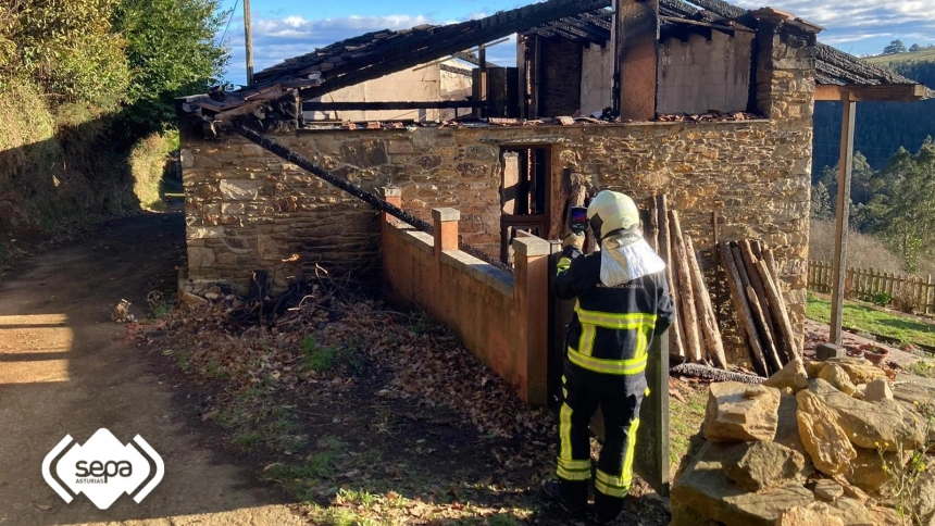 Un bombero realizando un examen térmico al inmueble el día después del incendio