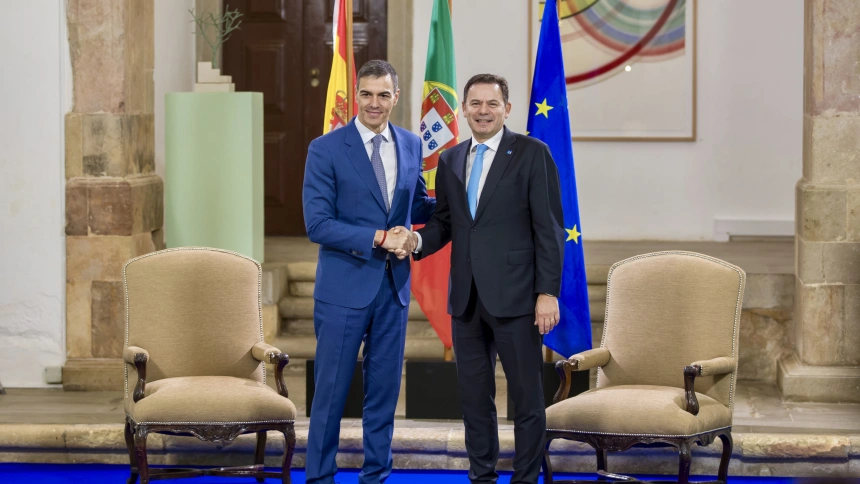(Foto de ARCHIVO)El presidente del Gobierno, Pedro Sánchez (i), y el primer ministro de la República Portuguesa, Luís Montenegro (d), mantienen un encuentro durante la XXXV Cumbre Hispano-Lusa, en el Museo Municipal de Faro, a 23 de octubre de 2024, en Faro (Portugal). España y Portugal celebran en Faro (Portugal), la trigésimo quinta Cumbre, 'Cimeira', Ibérica, 19 meses después que la anterior. El lema elegido para el encuentro es 'Agua, un bien común', para tratar de actualizar los caudales que por el Guadiana y Tajo, entre otros ríos, España acuerda ceder a Portugal, incluidos en el convenio marco de Albufeira de hace 25 años pero que debido al descenso de lluvias, y a la actividad del gran pantano luso de Alqueva, hay que redefinir.Alberto Díaz / Europa Press23 OCTUBRE 2024;CUMBRE;PORTUGAL;ESPAÑA;ENCUENTRO23/10/2024