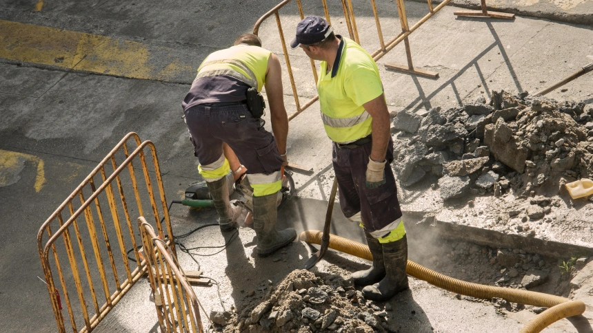 Dos peones en una obra