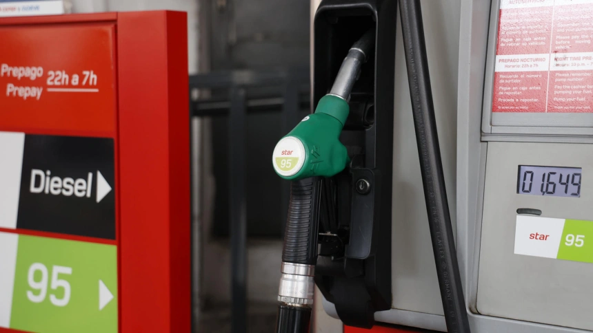 Un surtidor de diesel 95 en una gasolinera de Madrid