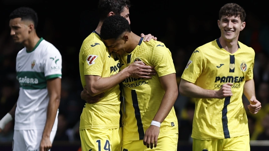 Mouriño celebra con su compañeros su gol en el Villarreal - Elche