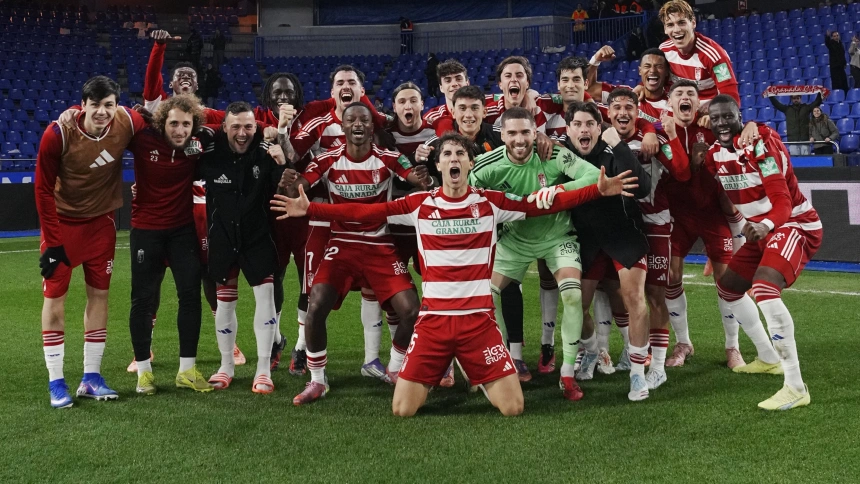 El Granada celebra su victoria en Riazor