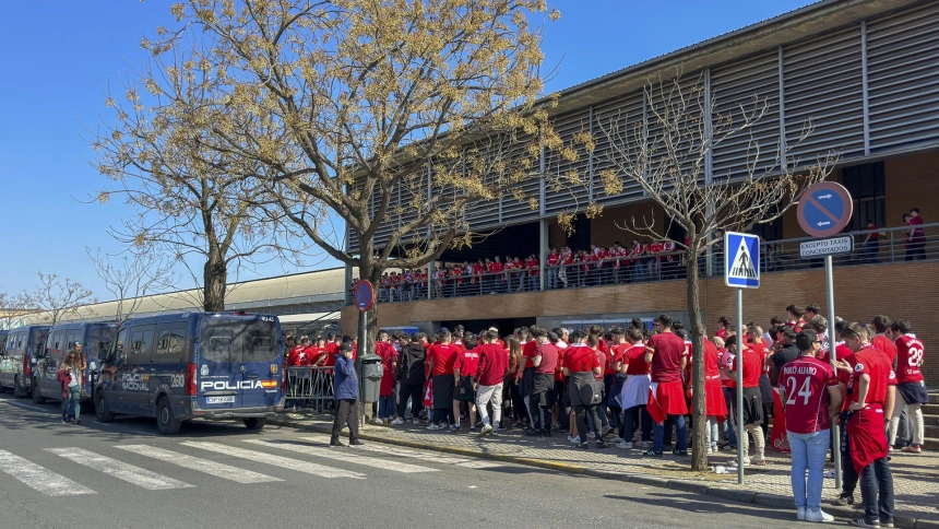 La salida de los Ultras del Sevilla FC dirección al estadio de la Cartuja
