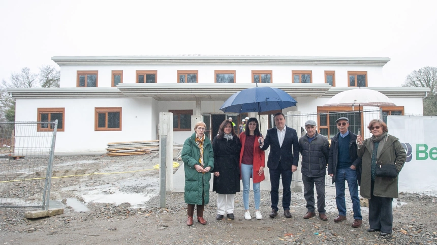 González Formoso, en el centro, durante la visita a las nuevas instalaciones