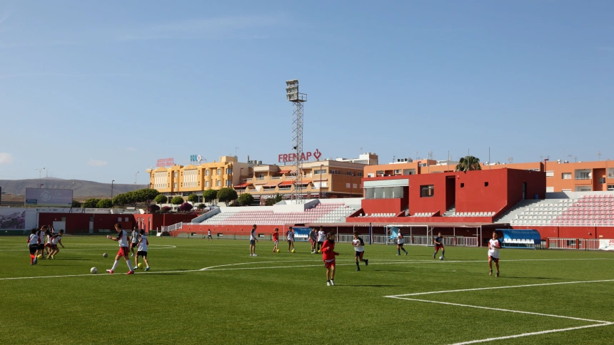 Imagen de recurso de unos niños jugando al fútbol en Fuerteventura