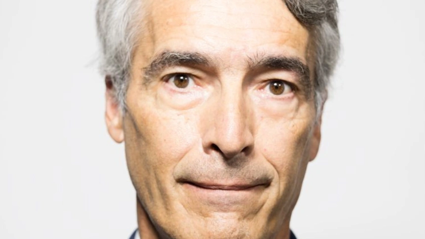 Gonzalo Escribano es investigador principal y director del Programa Energía y Clima del Real Instituto Elcano, y catedrático de Política Económica en el Departamento de Economía Aplicada de la UNED