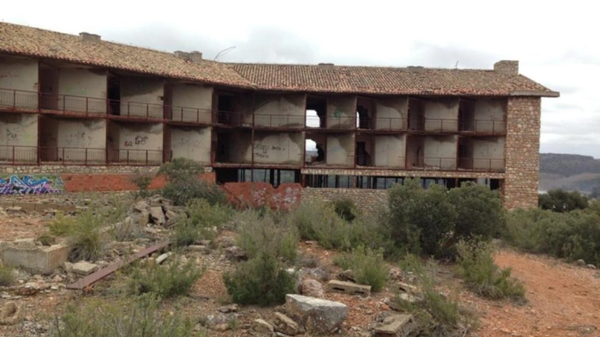 El hotel que nunca fue, adiós al "esqueleto" de Ruidera: la demolición que recuperará el paisaje del parque natural