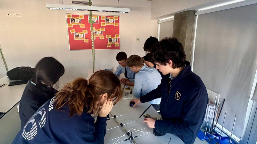 Alumnos en un proyecto científico