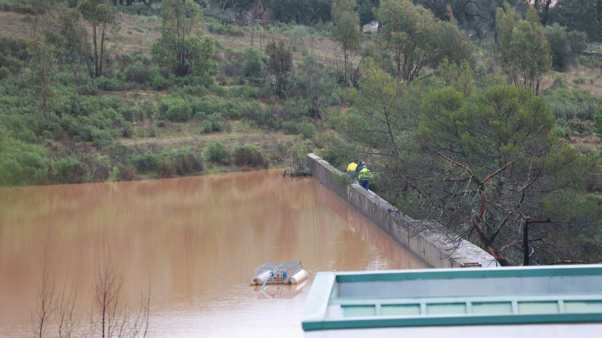 (Foto de ARCHIVO)Embalse de Monte Félix-Toril. A 23 de enero de 2025, en Almonaster la Real, Huelva (Andalucía, España). El consejero de Presidencia, Interior, Diálogo Social y Simplificación Administrativa, Antonio Sanz, ha confirmado este jueves que las intensas lluvias registradas esta pasada madrugada han dificultado los trabajos en el embalse Monte Félix-Toril, en el término de Almonaster La Real (Huelva) donde, no obstante y gracias a las medidas adoptadas, se ha logrado bajar "ligeramente" la presión del muro en el que se ha detectado una grieta, lo que ha obligado a desalojar a 105 vecinos de la pedanía de Cueva de la Mora.Rocío Ruz / Europa Press23/1/2025