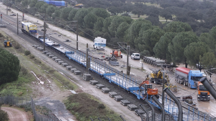 (Foto de ARCHIVO)Imágenes de las obra de reparación de la vía en Adamuz tras el siniestro, a 29 de enero de 2026, en Córdoba (Andalucía, España). Personal del Administrador de Infraestructuras Ferroviarias (Adif) ha comenzado este jueves los trabajos de reparación de la vía del tren a su paso por el término municipal cordobés de Adamuz tras el siniestro ferroviario del domingo 18 de enero que causó 45 fallecidos y más de 120 heridos debido al descarrilamiento de un tren Iryo, dirección Madrid, con el que colisionó lateralmente un tren Alvia, dirección Huelva, que posteriormente se salió de la vía y registró el mayor número de víctimas.Madero Cubero / Europa Press29/1/2026
