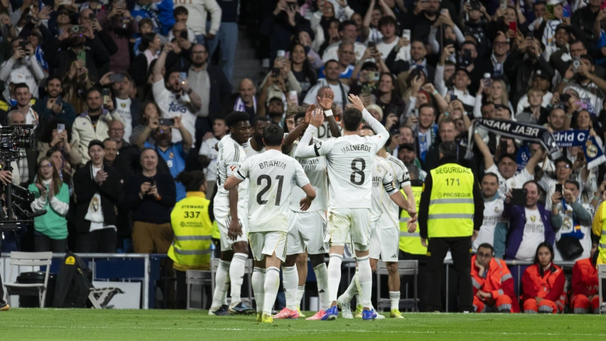 Los jugadores del Real Madrid celebran uno de los goles ante el Elche
