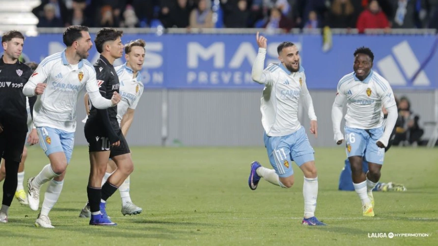 Rober González, el mejor del partido, celebra la validación vía VAR del primer tanto de la tarde, con el que se estrena como goleador en el conjunto zaragocista