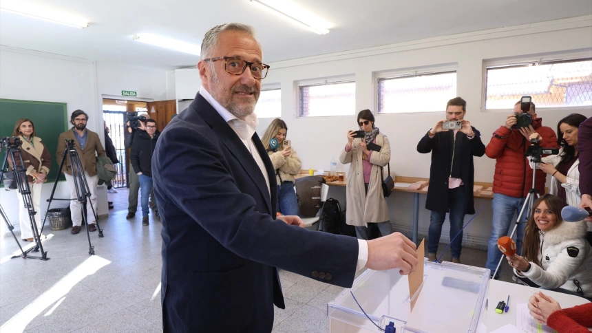 Carlos Pollán de Vox  votando este domingo en su colegio electoral de Carbajal de la Legua
