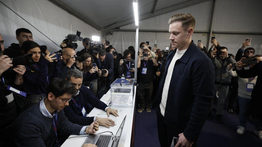 Ter Stegen, durante las elecciones del FC Barcelona en las que finalmente no ha podido votar.