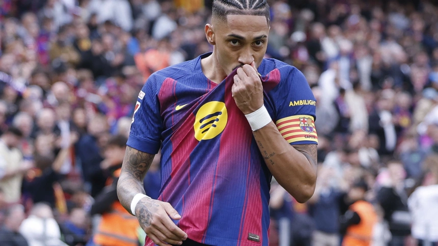 Raphinha besa el escudo del Barcelona en la celebración de uno de los goles ante el Sevilla