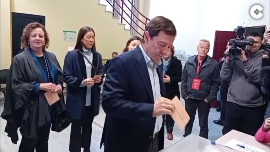 El candidato del PP, Alfonso Fernández Mañueco, ejerce su derecho al voto en la Plaza de la Constitución de Salamanca.