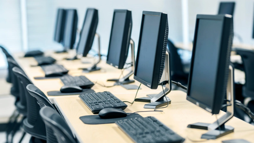 Foto de archivo de una sala con varios ordenadores para la formación