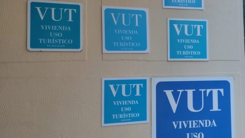 Cartel de Viviendas de Uso Turístico en Zaragoza