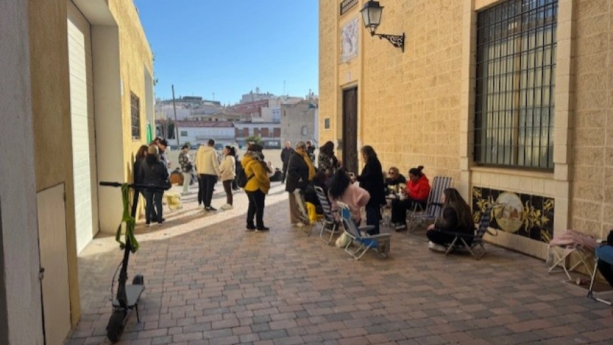 Así estaba la puerta de la antigua Casa del Paso Blanco a las 9 de la mañana