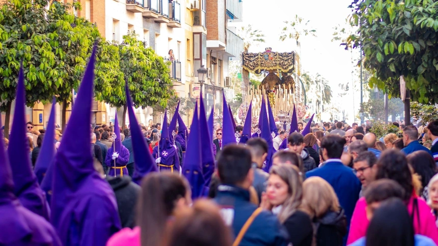 (Foto de ARCHIVO)Ambiente en la Semana Santa de Huelva.REMITIDA / HANDOUT por AYUNTAMIENTO DE HUELVAFotografía remitida a medios de comunicación exclusivamente para ilustrar la noticia a la que hace referencia la imagen, y citando la procedencia de la imagen en la firma11/4/2023