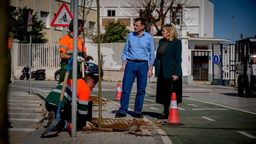 El alcalde de Cádiz, acude a la plantación de árboles