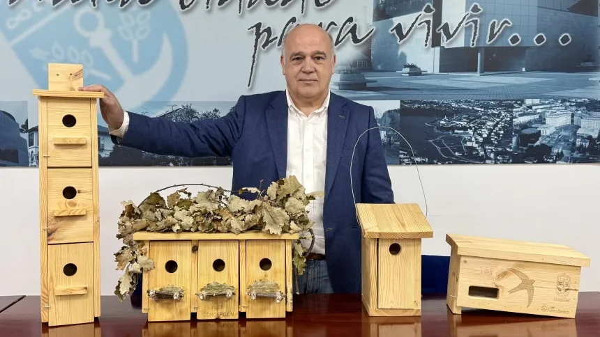 Manuel Ramos, concejal de Medio Ambiente, con las nuevas cajas-nido