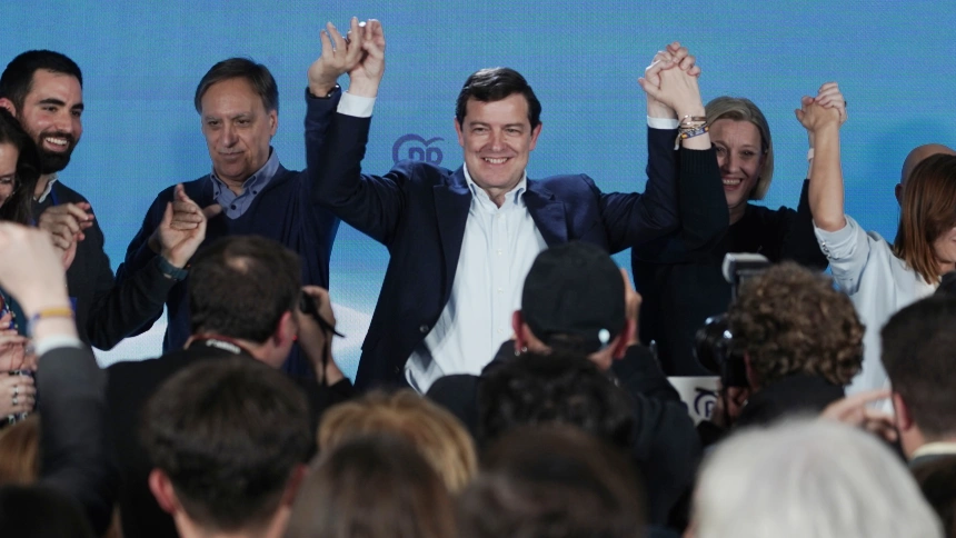 El candidato del PP a la Presidencia de la Junta de Castilla y León, Alfonso Fernández Mañueco, celebra la victoria electoral en Salamanca