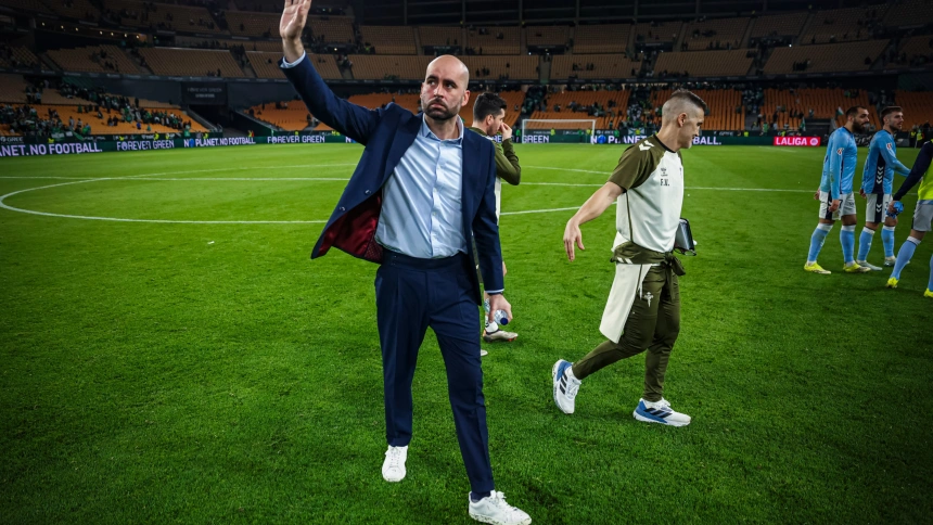 Claudio Giráldez saluda a la afición del Celta desplazada al campo del Betis