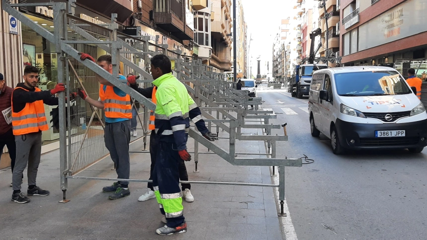 Operarios durante el montaje de los palcos en Lorca en la Semana Santa de 2025