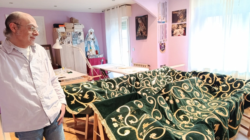 Pedro Fernández, artesano bordador en su taller de Ávila