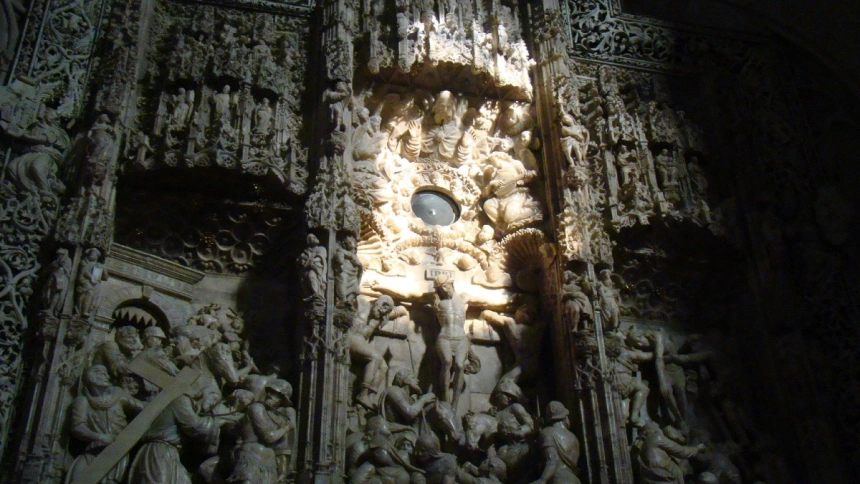 El asoleo se produce en distintos templos, uno de ellos en la Catedral de Huesca