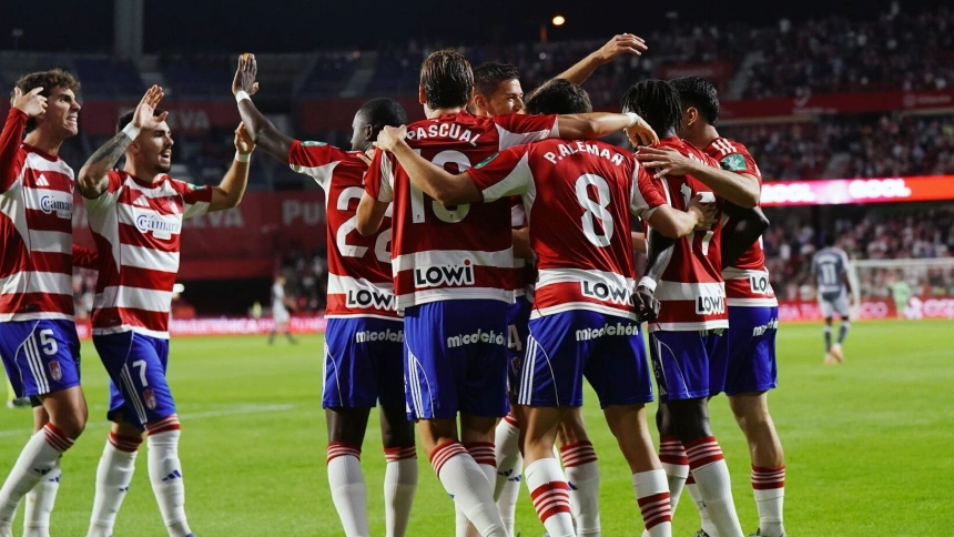 Los jugadores del Granada celebran uno de los goles que marcaron frente a la Real Sociedad B en la primera vuelta