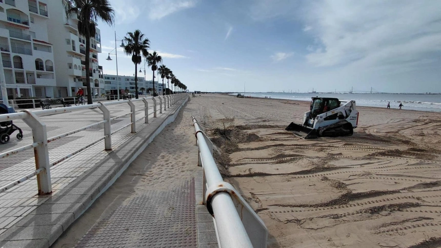20/03/2026 Operarios trabajando en el adecentamiento de la playa de Valdelagrana en El Puerto de Santa María (Cádiz)POLITICA AYUNTAMIENTO DE EL PUERTO