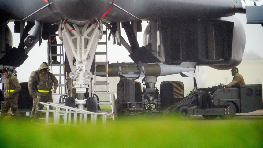 Un bombardero B-1 de la Fuerza Aérea de los Estados Unidos es cargado con bombas en la base aérea de Fairford, en Gloucestershire. El primer ministro Sir Keir Starmer dijo que está trabajando con sus aliados en un plan para reabrir el estrecho de Ormuz.