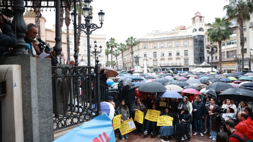 El presidente de la Asociación Víctimas Descarrilamiento Adamuz, Mario Samper, lee el manifiesto tras la manifestación por las calles de Huelva.ROCÍO RUZ-EUROPA PRESS20/3/2026