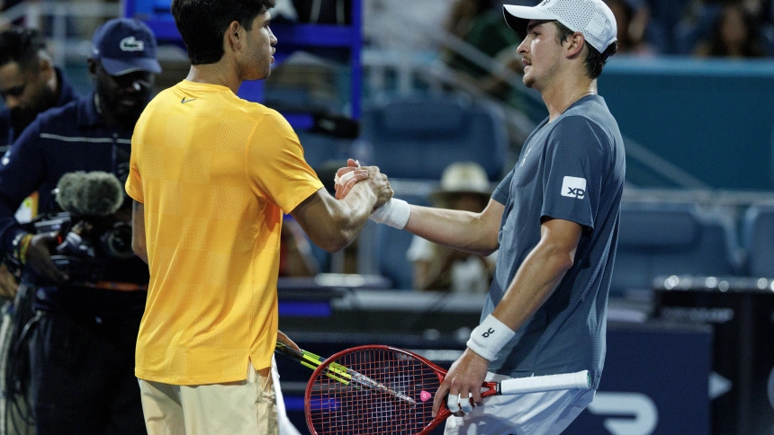 Alcaraz y Fonseca se saludan tras el encuentro