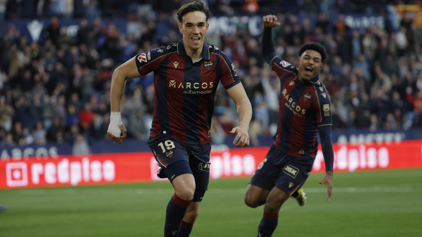 El delantero del Levante Carlos Espí celebra su gol contra el Oviedo, durante el partido de la jornada 29 de LaLiga EA Sports entre el Levante y el Oviedo, este sábado en el estadio Ciutat de Valencia.
