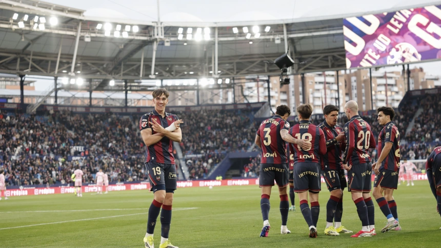 -Los jugadores del Levante celebran el gol del delantero Carlos Espí (i) contra el Oviedo, durante el partido de la jornada 29 de LaLiga EA Sports entre el Levante y el Oviedo, este sábado en el estadio Ciutat de Valencia.