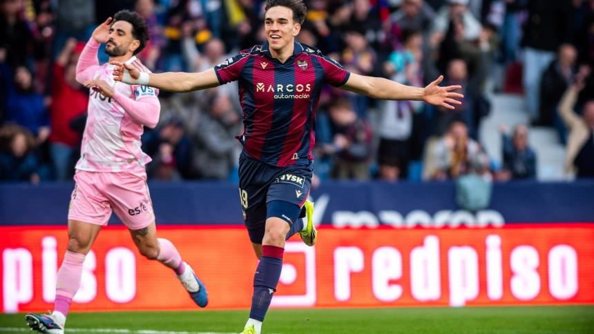 Espí celebra el 0-1 del Levante UD ante el Real Oviedo