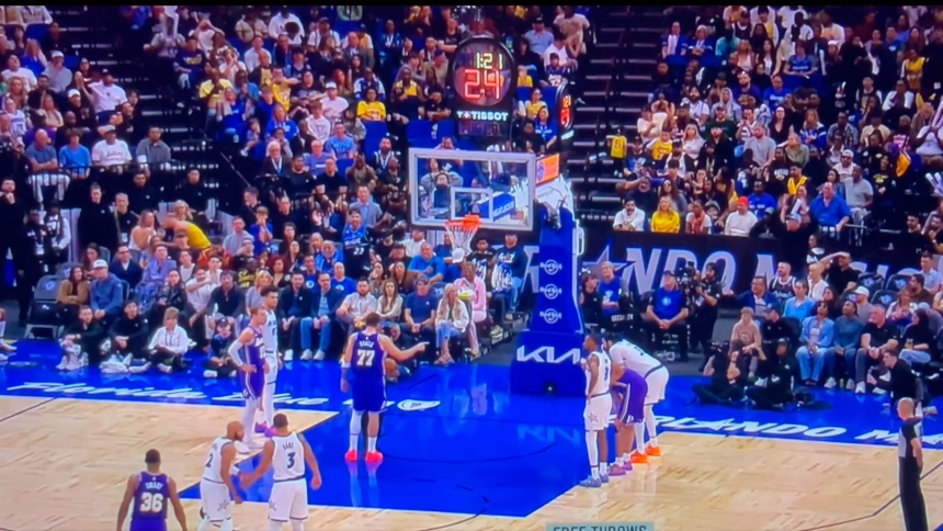 Doncic desvela ataques familiares del jugador georgiano Goga Bitadze hacia él durante un tiro libre durante el Magic-Lakers
