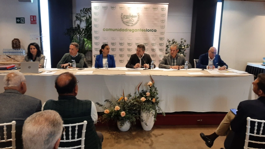 El presidente de los Regantes, juan Marín, junto a la consejera de Agricultura y Agua y al alcalde de Lorca durante la asamblea
