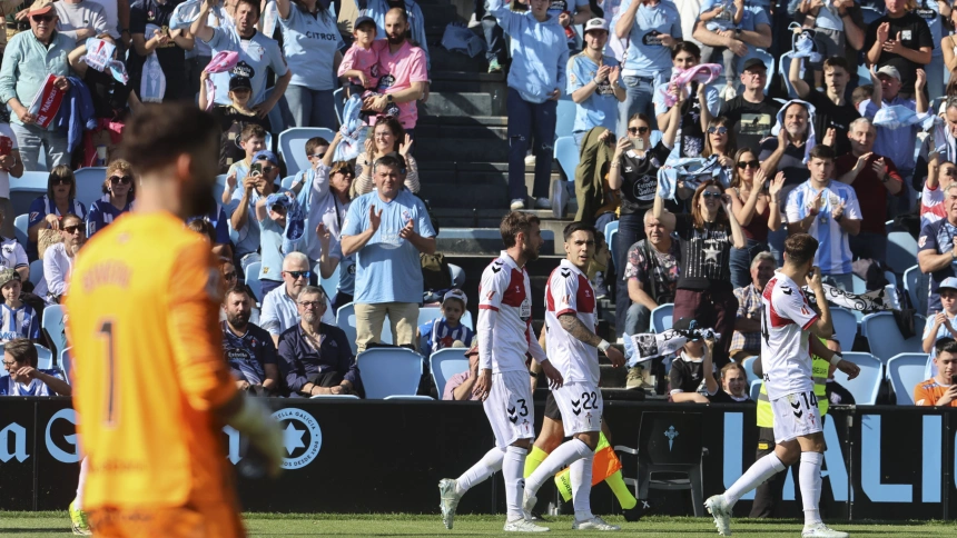 Los jugadores del Celta celebran el gol de Ferran Jutglà, en el Celta - Alavés