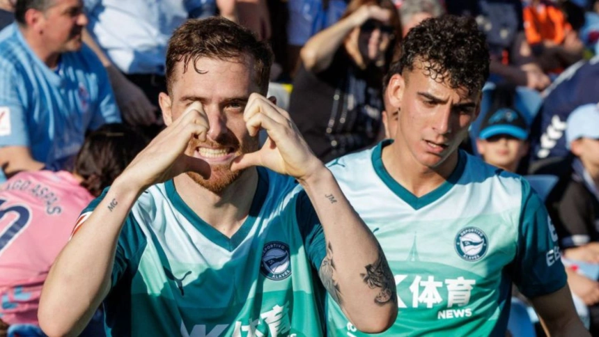 Toni Martínez celebra el empate del Alavés contra el Celta