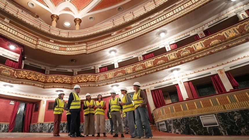 El alcalde de Sevilla, José Luis Sanz, visita las obras de rahabilitación del Teatro Lope de Vega.
